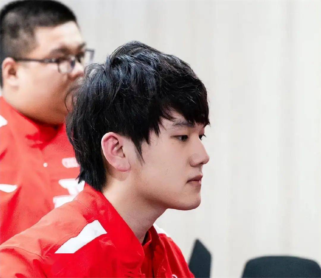 九游官方 JackeyLove巅峰对决，Doinb与70激战SKT分钟，问鼎冠军胜负难料！